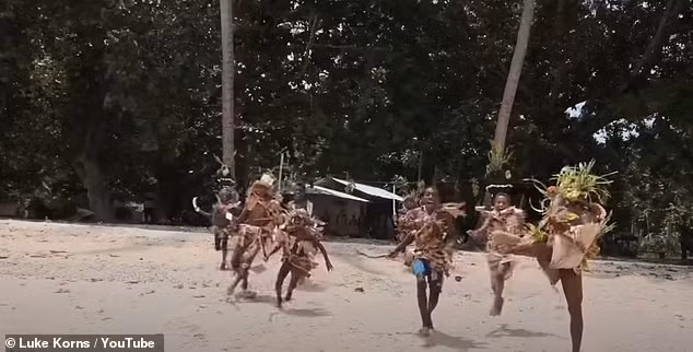 Trên đảo Utupua không có điện, cửa hàng cũng như không có hoạt động mua bán, trao đổi hàng hóa nào sử dụng tiền. Do đó, đây là nơi thích hợp dành cho những du khách muốn có trải nghiệm bình yên, tạm tránh xa sự ồn ào, náo nhiệt của các đô thị sầm uất.