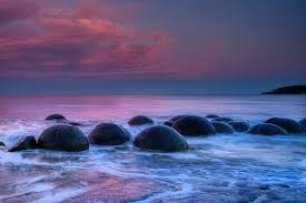 "Bãi biển trứng rồng" là tên gọi khác của bãi đá Moeraki (Moeraki Boulders) ở phía đông biển Moeraki, New Zealand. Khi tới nơi đây, du khách sẽ có cơ hội chiêm ngưỡng những tảng đá khổng lồ, tròn trịa một cách hoàn hảo đến khó tin.