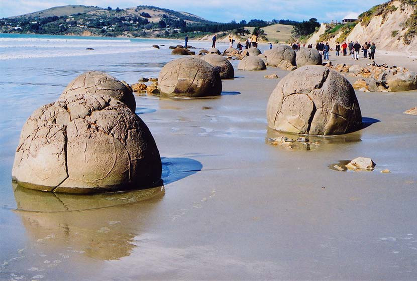 Mỗi tảng đá ở bãi đá Moeraki đều được hình thành tự nhiên, có kích thước lớn nhỏ khác nhau. Trong số này, một số tảng đá có đường kính hơn 3m, cao 2m và nặng khoảng 16 tấn.