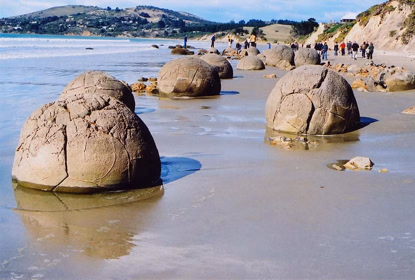 Mỗi tảng đá ở bãi đá Moeraki đều được hình thành tự nhiên, có kích thước lớn nhỏ khác nhau. Trong số này, một số tảng đá có đường kính hơn 3m, cao 2m và nặng khoảng 16 tấn.