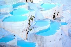 Khi nhìn từ xa, Pamukkale trông giống như một núi tuyết trải dài 2.700m trên sườn núi cao 160m. Cảnh quan thiên nhiên tuyệt đẹp ở nơi đây đã "hớp hồn" du khách và các nhiếp ảnh gia.