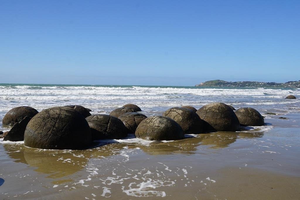 Theo các chuyên gia, những tảng đá ở bãi đá Moraeki được hình thành bởi sự kết dính của bùn Paleocen từ đáy biển cách đây hàng triệu hay thậm chí hàng chục triệu năm. Một số khối đá khổng lồ được hình thành từ 10 - 50m bùn biển tích tụ trong thời gian dài từ 4 - 5,5 triệu năm.