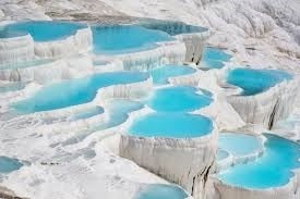 Thị trấn Pamukkale (còn có nghĩa “Lâu đài bằng bông” trong tiếng Thổ Nhĩ Kỳ) tọa lạc tại thành phố Denizli là một trong những địa điểm nổi tiếng nhất thế giới. Nơi đây được UNESCO công nhận là Di sản thiên nhiên thế giới vào năm 1988.