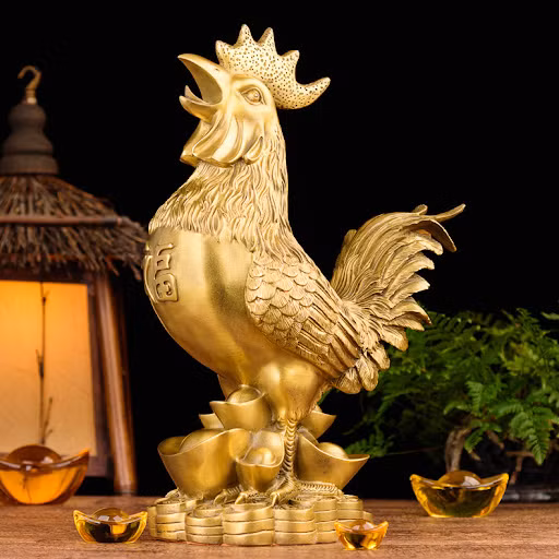 Vì vậy, người xưa coi tượng gà trống là biểu tượng cho sự giải trừ các thế sát của ngôi nhà hoặc giải trừ đào hoa sát. Không những vậy, vật phẩm phong thủy này còn có thể giúp giúp gia chủ tránh được những phiền phức do kẻ tiểu nhân gây ra, mang đến sự may mắn và hạnh phúc cho bản thân và gia đình.