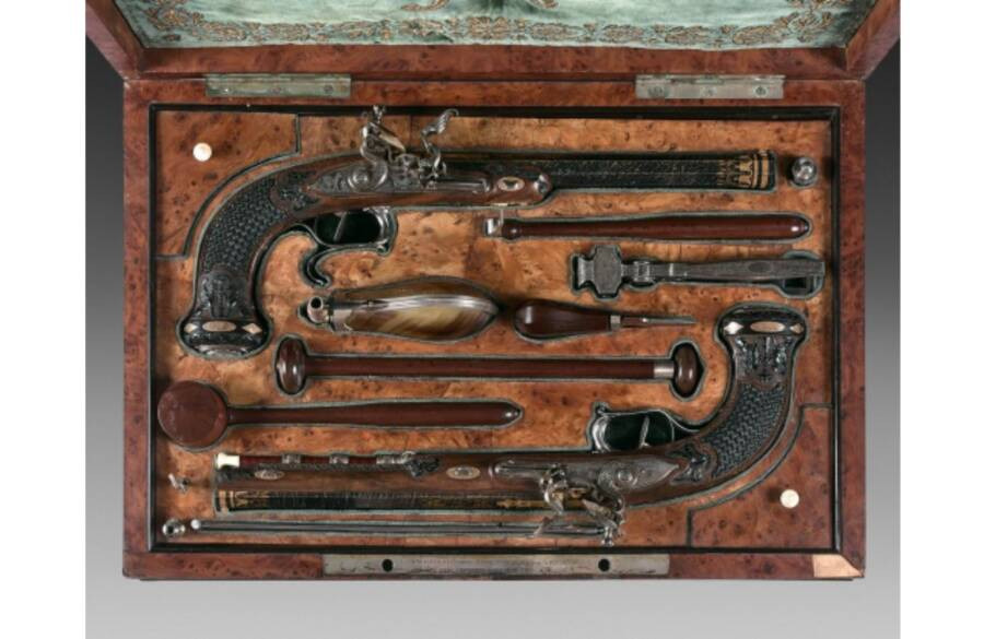 Chuyên gia Jean-Pierre Osenat tại công ty đấu giá Osenat đã giới thiệu tới mọi người về lịch sử của khẩu súng. Sau những thất bại quân sự, hoàng đế Napoleon đã hoàn toàn suy sụp.