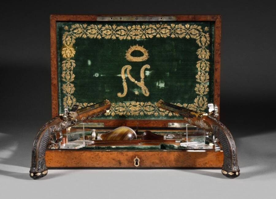 Gần đây, 2 kỷ vật gắn liền với hoàng đế Napoleon được bán đấu giá tại khu Fontainebleau, thuộc vùng đô thị Paris của Pháp. Đó là 2 khẩu súng được trang trí lộng lẫy, khảm vàng và bạc, thân súng khắc chân dung ông hoàng lừng lẫy nước Pháp.