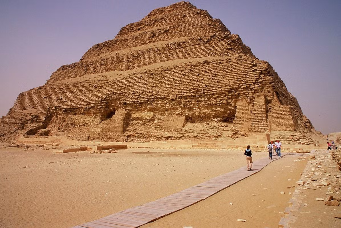 Guillaume Piton ở Đại học Grenoble Alpes tại Pháp, đồng tác giả nghiên cứu, cho biết kênh dẫn đó có thể đại diện cho bể chứa đồ sộ dưới lòng đất với vài khoang, bao gồm một khoang nằm thẳng hàng với hầm trung tâm bên trong kim tự tháp.