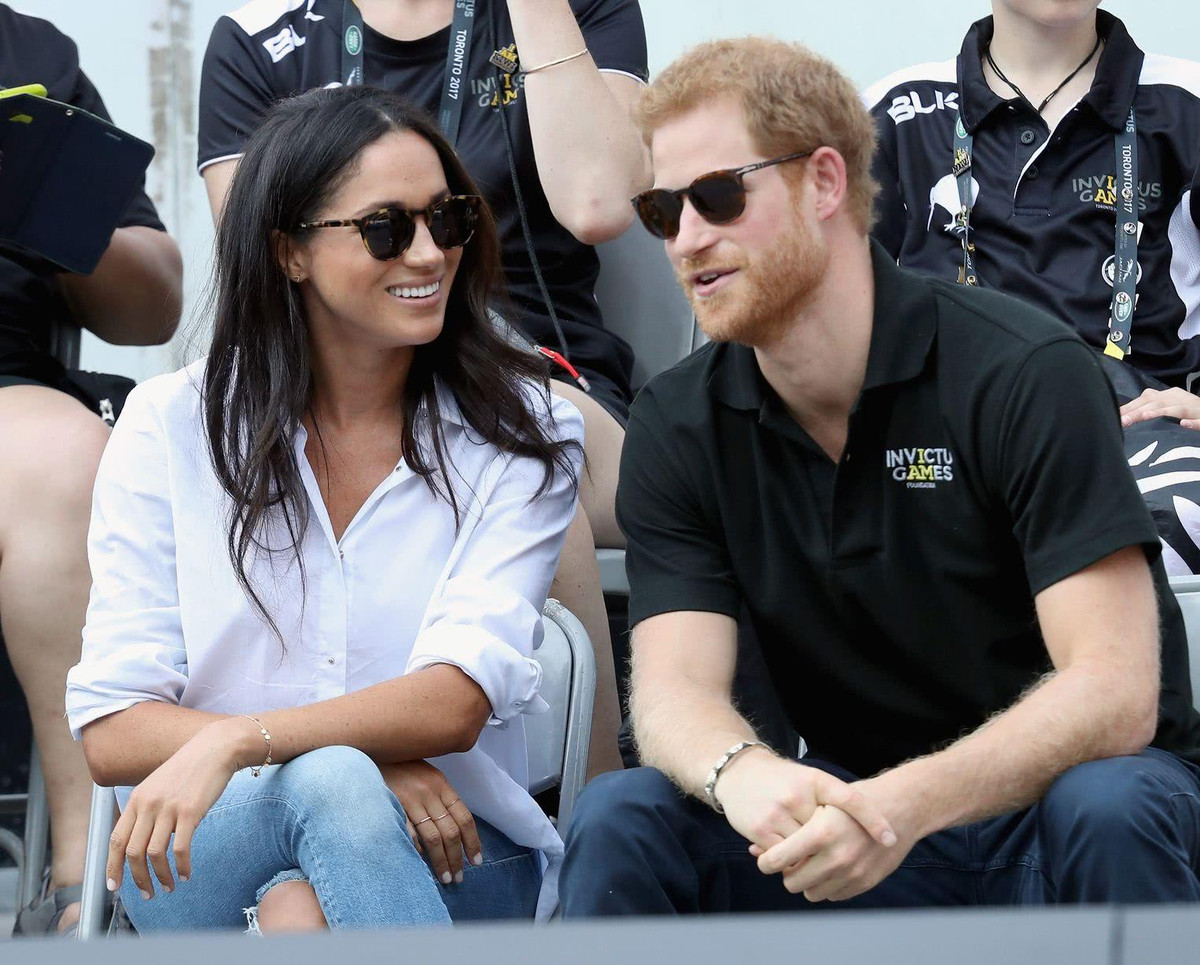 Hình ảnh nữ diễn viên Mỹ Meghan Markle cùng Hoàng tử Harry đi xem một trận thi đấu.