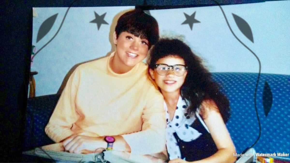 Hình ảnh Công nương Meghan Markle chụp ảnh cùng chị gái cùng cha khác mẹ tên Samantha Markel. Ảnh chụp lúc Meghan 12 tuổi.