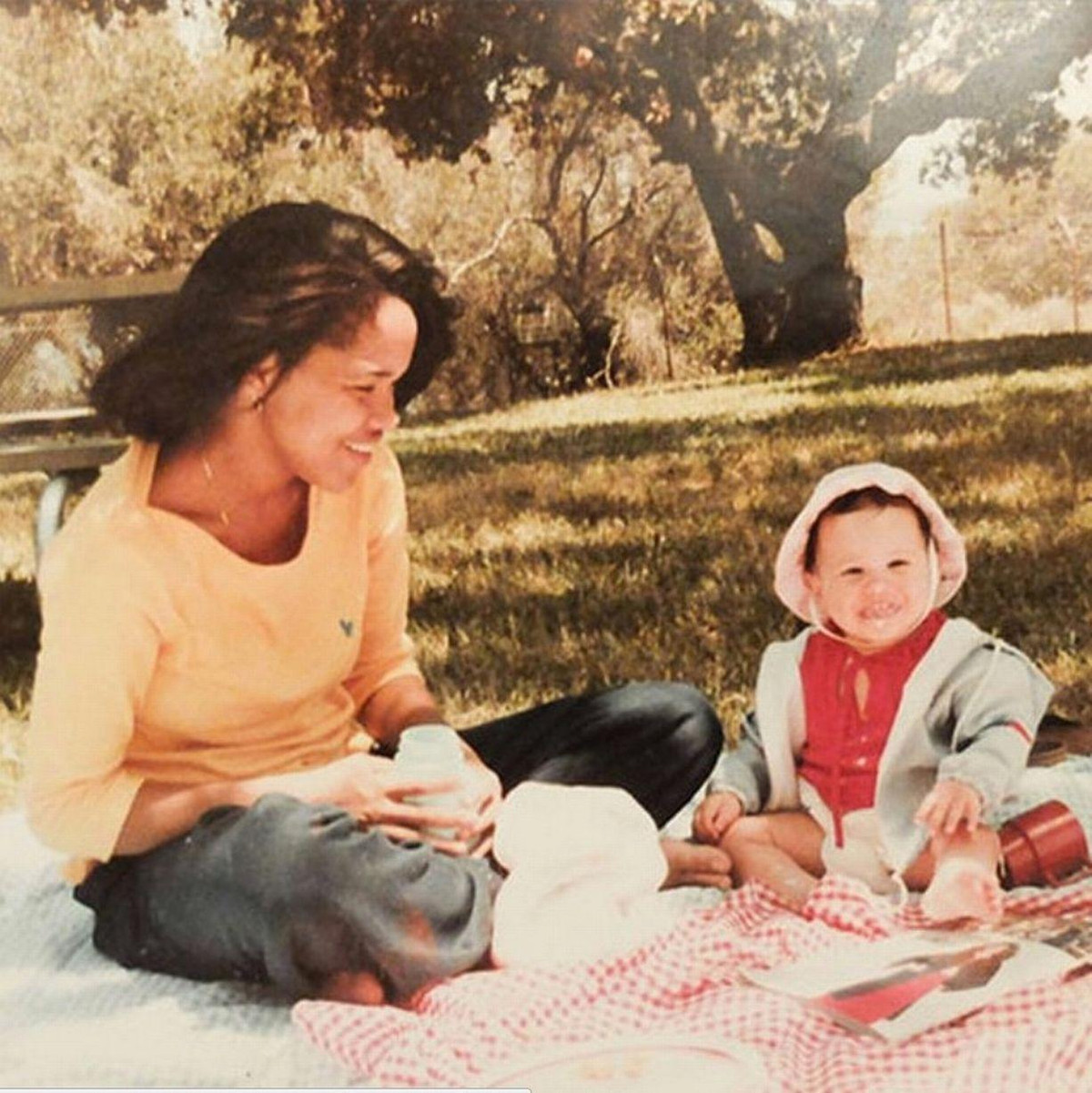 Bé gái Meghan xinh xắn và cười tươi khi cùng mẹ là bà Doria Loyce Ragland đưa đi chơi dã ngoại.