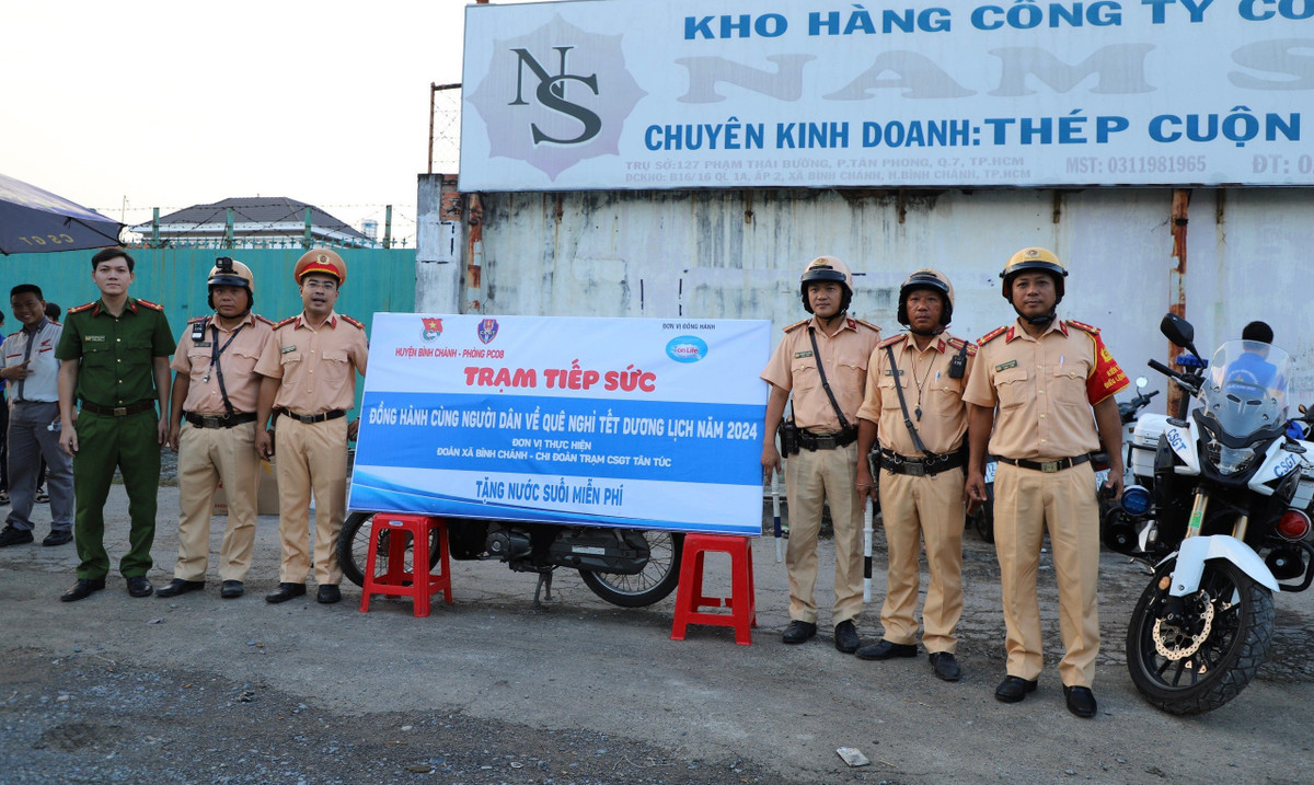 Tại cửa ngõ về các tỉnh Miền Tây, địa bàn tuần tra Kiểm soát giao thông của Trạm CSGT Tân Túc (Phòng CSGT Công an TP HCM), người đi đường được một phen bất ngờ, xúc động...