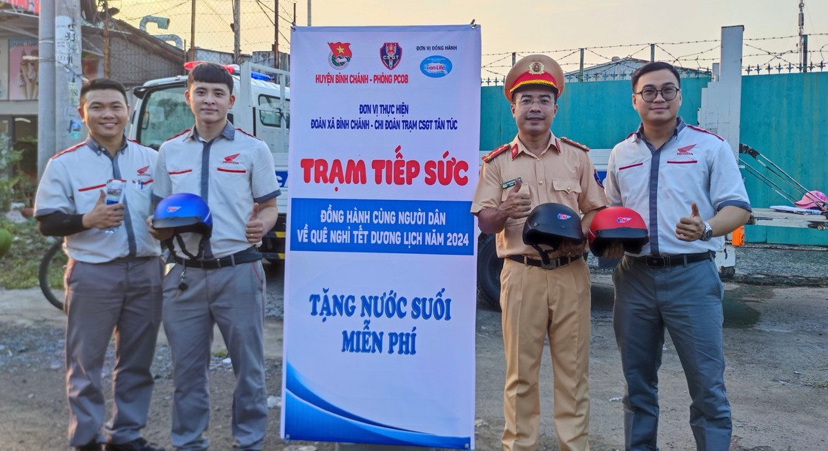 CSGT Trạm Tân Túc và các đơn vị liên quan thực hiện việc làm vô cùng ý nghĩa trước thềm năm mới 2024 gây xúc động người dân.