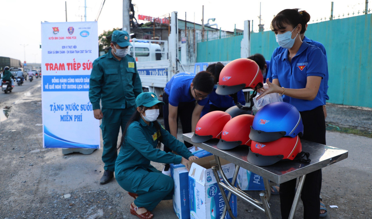 Mũ bảo hiểm đúng tiêu chuẩn cũng được chuẩn bị để tặng người đi đường, nhất là trẻ em...