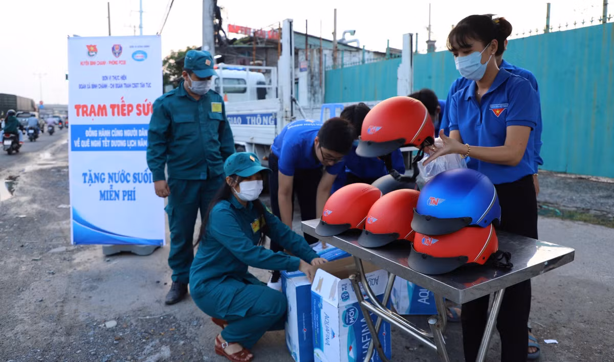 Mũ bảo hiểm đúng tiêu chuẩn cũng được chuẩn bị để tặng người đi đường, nhất là trẻ em...