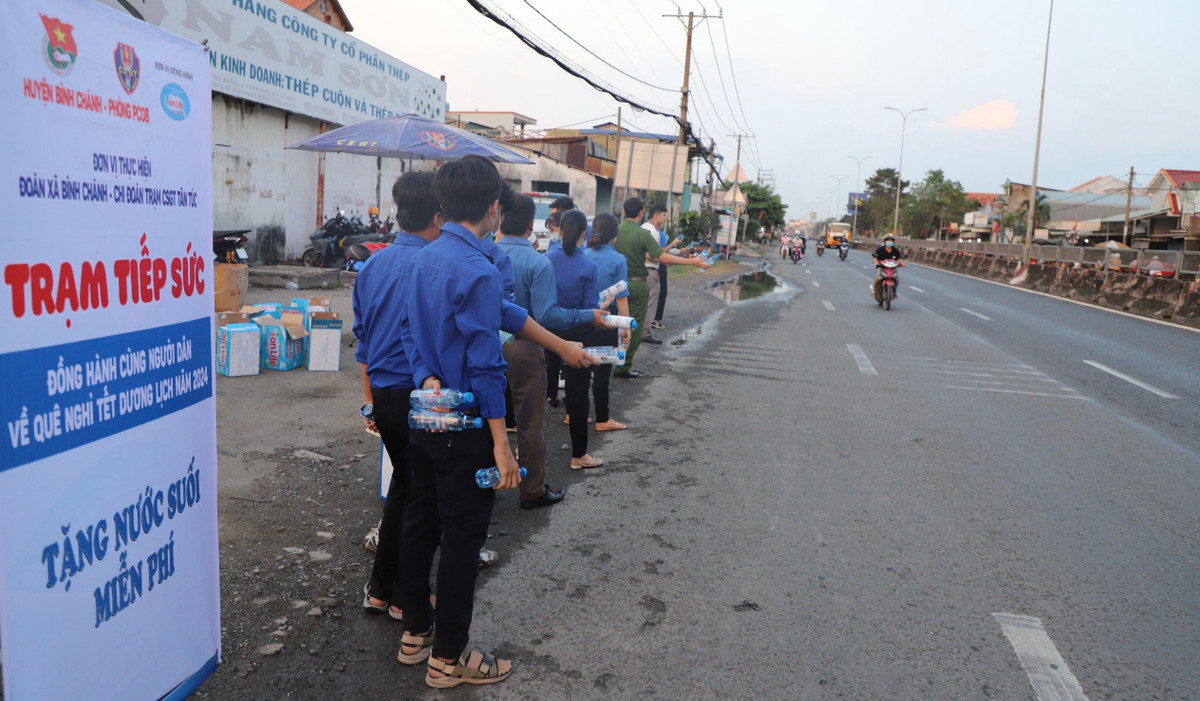 Hàng trăm người dân về các tỉnh Miền Tây đã được CSGT Trạm Tân Túc ngoài việc đảm bảo trật tự an toàn giao thông còn phối hợp với Đoàn xã, Công an xã Bình Chánh (huyện Bình Chánh) hỗ trợ nước suối miễn phí cho người dân về quê.