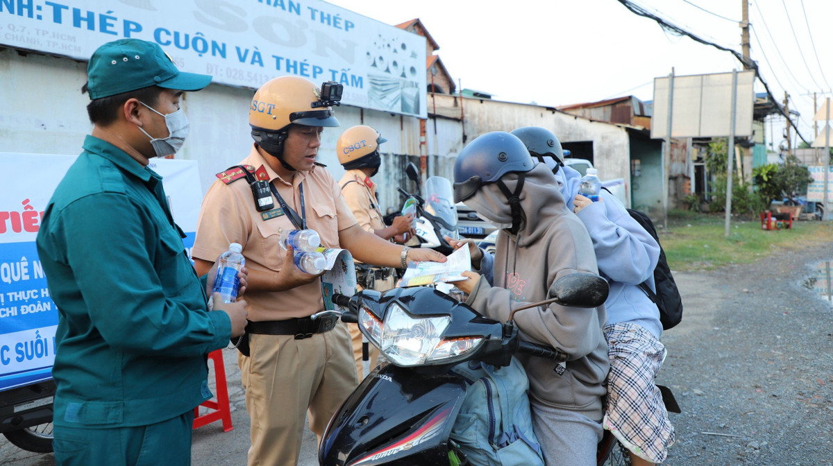 Hàng nghìn tờ rơi tuyên truyền về An toàn giao thông cũng đã được phát đến tay người đi đường kèm những lời chúc thượng lộ bình an của lực lượng CSGT...
