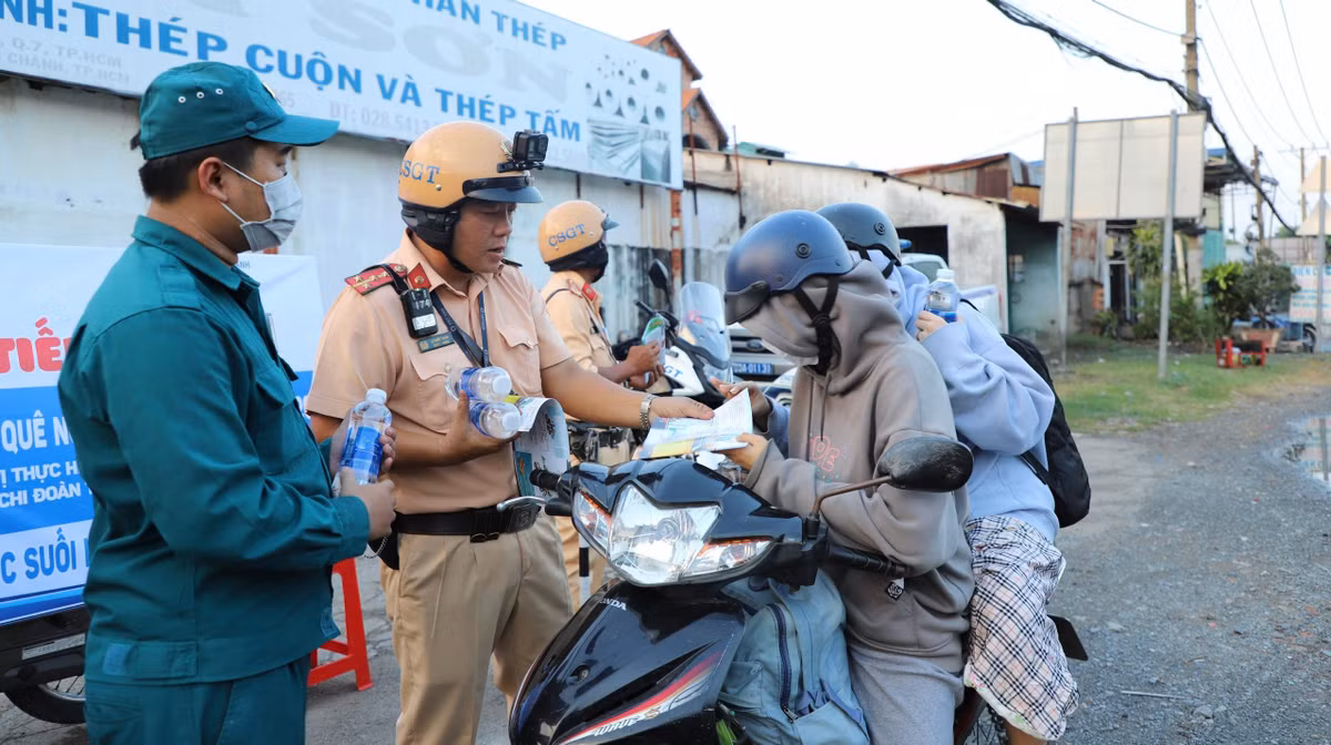 Hàng nghìn tờ rơi tuyên truyền về An toàn giao thông cũng đã được phát đến tay người đi đường kèm những lời chúc thượng lộ bình an của lực lượng CSGT...