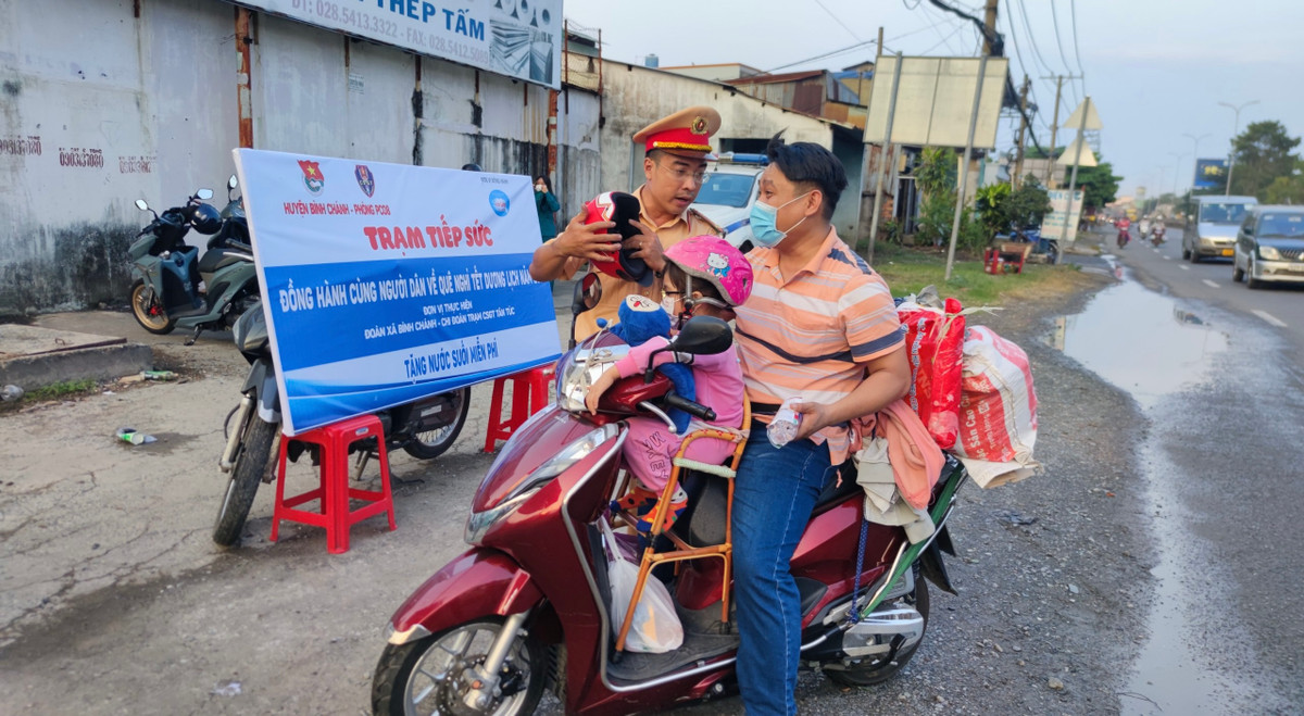 Một bé gái được CSGT tặng mũ bảo hiểm.