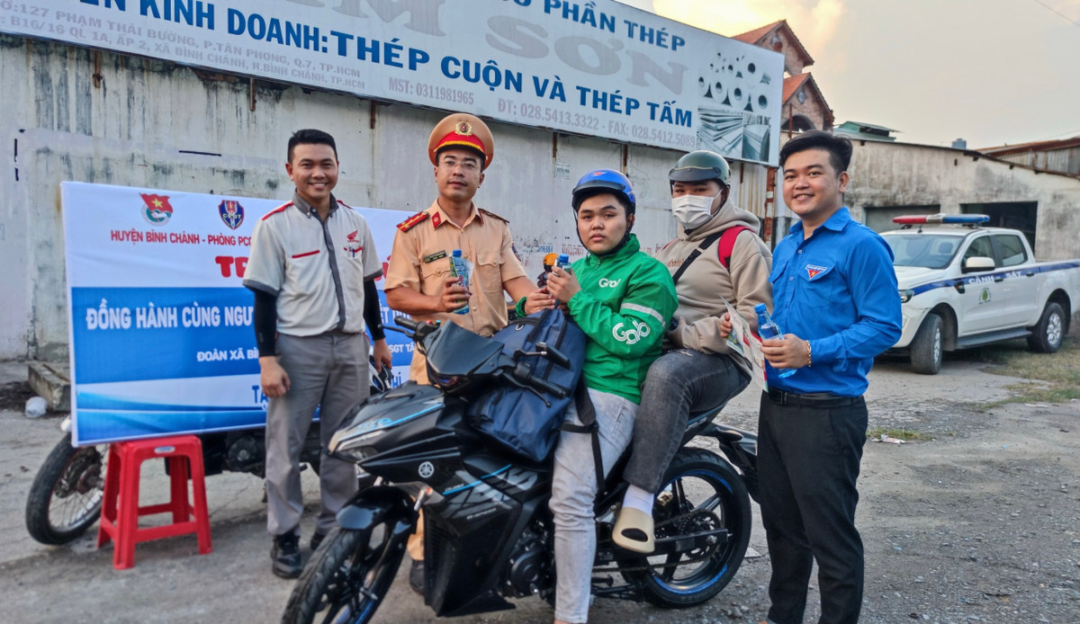 Nụ cười hạnh phúc của lực lượng CSGT, Đoàn xã và người tham gia giao thông.