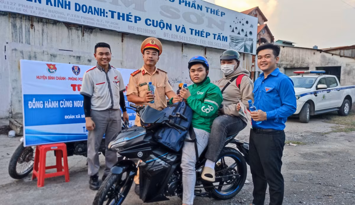 Nụ cười hạnh phúc của lực lượng CSGT, Đoàn xã và người tham gia giao thông.