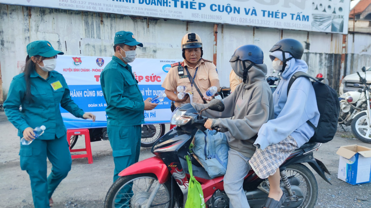 Sự thân thiện thắm tình Quân - Dân diễn ra ở cửa ngõ Sài Gòn thời khắc cuối năm, háo hức đón mừng năm mới 2024.