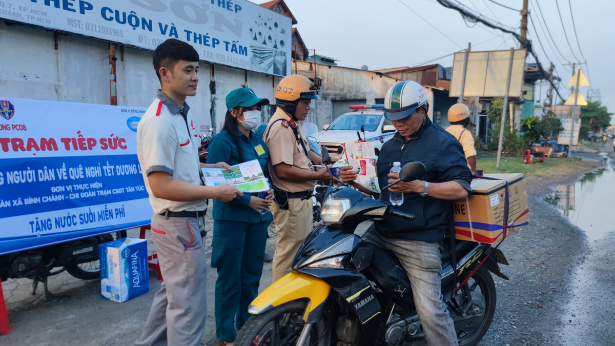 Những chai nước suối mát lạnh dù giá trị không lớn, nhưng làm mát lòng người đi đường...