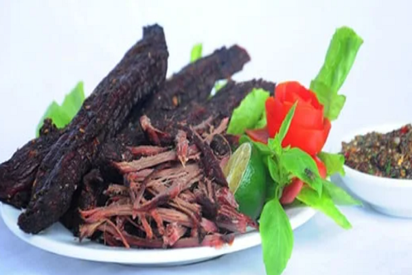 Điểm đặc trưng nhất của thịt trâu khô gác bếp Điện Biên chính là sự hòa quyện của các hương vị với nhau, bao gồm các loại gia vị như ớt cay, gừng, muối và mắc khén cùng vị ngòn ngọt của thịt trâu. Ảnh: Monngonmienbac.net.