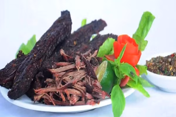 Điểm đặc trưng nhất của thịt trâu khô gác bếp Điện Biên chính là sự hòa quyện của các hương vị với nhau, bao gồm các loại gia vị như ớt cay, gừng, muối và mắc khén cùng vị ngòn ngọt của thịt trâu. Ảnh: Monngonmienbac.net.