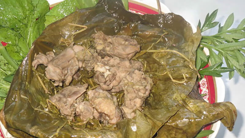 Món ăn này tuy vẻ ngoài không quá bắt mắt nhưng hương thơm ngào ngạt ngay từ khi mở lớp lá chuối ra sẽ khiến bạn ngay lập tức muốn thưởng thức. Ảnh: Bachhoaxanh.com.
