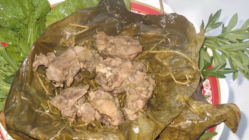 Món ăn này tuy vẻ ngoài không quá bắt mắt nhưng hương thơm ngào ngạt ngay từ khi mở lớp lá chuối ra sẽ khiến bạn ngay lập tức muốn thưởng thức. Ảnh: Bachhoaxanh.com.