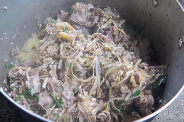 Người dân ở Điện Biên có cách nấu rất đặc biệt món đặc sản vịt om hoa chuối khi bọc một lớp lá chuối ra bên ngoài nguyên liệu rồi mới mang đi nấu. Ảnh: Ngonaz.com.