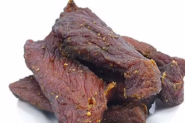 Để thưởng thức món thịt trâu gác bếp Điện Biên ngon đúng điệu, không thể thiếu nước chấm. Thịt trâu gác bếp này theo đúng truyền thống sẽ chấm với chẩm chéo. Ảnh: Monngonmienbac.net.