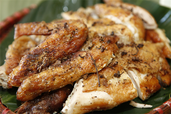 Gà nướng mắc khén là món ăn rất nổi tiếng của người Thái ở vùng Tây Bắc, trong đó có Điện Biên. Khi chế biến món ăn này, đầu bếp chọn gà ngon làm sạch, sau đó đem nướng. Gà nướng mắc khén có da vàng, thịt thơm, vị ngọt, đậm mùi mắc khén, xả, gừng, ớt. Ảnh: TTXVN.