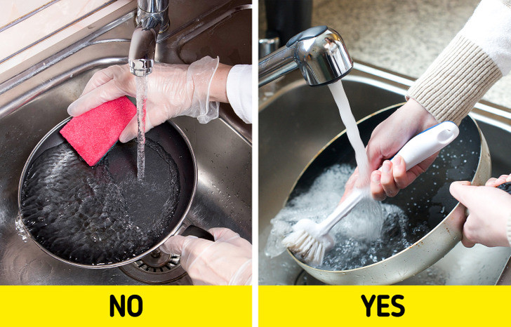 Rửa bát đĩa bằng miếng bọt biển: Các chuyên gia khuyên bạn nên sử dụng bàn chải bằng nhựa hoặc silicon để rửa bát vì chúng dễ khô hơn sau khi sử dụng. Trong khi đó, miếng bọt biển ẩm ướt trong thời gian dài và vi khuẩn có thể phát triển. Ảnh: BrightSide.