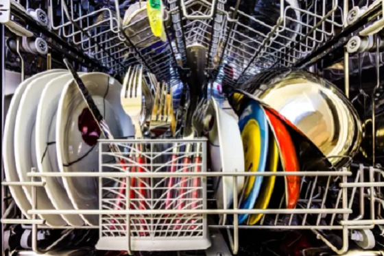 Vi khuẩn chỉ có thể tồn tại ở một nhiệt độ cụ thể và máy rửa bát sẽ tiêu diệt chúng bằng nước nóng. Sau khi cho bát đĩa vào máy, bạn nên rửa ngay, tránh để qua đêm. Ảnh: Shutterstock.