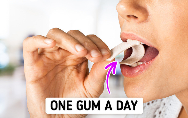 Thường xuyên nhai kẹo cao su: Các nhà nghiên cứu nói rằng nhai kẹo cao su thường xuyên có thể gây ra các vấn đề như đau hàm và tiêu chảy. Mỗi ngày, bạn chỉ nên nhai một viên kẹo cao su. Ảnh: BrightSide.