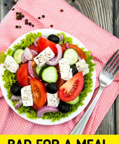 Thay thế bữa ăn bằng salad: Salad rau không thể thay thế bữa ăn, mặc dù nó chứa nhiều vitamin. Việc thiếu protein có thể dẫn đến rối loạn. Ảnh: BrightSide.