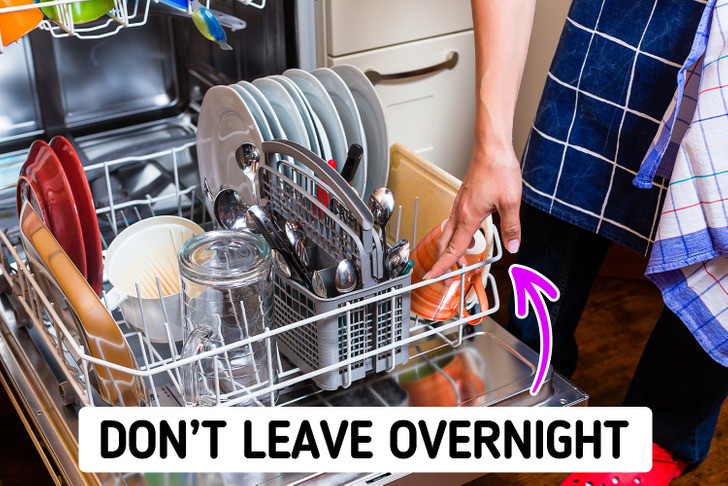 Để bát đĩa bẩn trong máy rửa bát qua đêm: Theo các chuyên gia, vi khuẩn có thể tồn tại trên bát đĩa bẩn trong 4 ngày và bạn cần ngăn chặn sự lây lan của chúng. Ảnh: BrightSide.