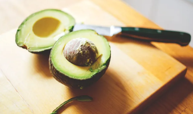 Một nghiên cứu của Đại học bang Pennsylvania (Mỹ) cho thấy những người tiêu thụ 40 gam dầu oleic cao mỗi ngày trong 4 tuần giúp giảm mỡ bụng 1,6% so với những người tiêu thụ hỗn hợp dầu lanh/dầu rum, loại dầu có lượng chất béo không bão hòa đa tương đối cao. Ảnh: ET.