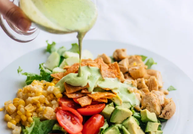 4. Quả bơ giúp bạn hấp thụ nhiều chất dinh dưỡng hơn: Một nghiên cứu trên Tạp chí Dinh Dưỡng cho thấy rằng thêm bơ vào món salad giúp người ăn hấp thụ lượng carotenoid gấp 3 đến 5 lần. Ảnh: ET.