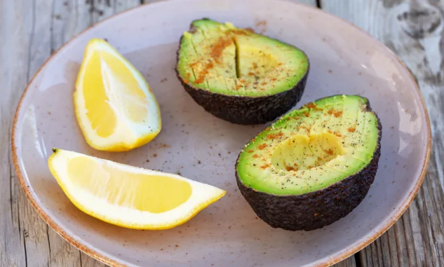 2. Bơ giúp hạn chế sự thèm ăn: Trong một nghiên cứu được công bố trên Tạp chí Dinh dưỡng, những người tham gia ăn nửa quả bơ tươi vào bữa trưa cho biết họ giảm 40% cảm giác thèm ăn trong nhiều giờ sau đó. Ảnh: Shutterstock.