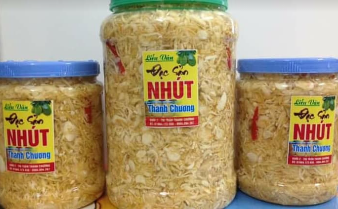 Nhút Thanh Chương được ví như “Kim chi xứ Nghệ”. Món nhút Thanh Chương thường được làm từ quả mít non gọt vỏ, loại bỏ hạt được thái mỏng ra, ngâm nước gạo cho thật trắng, một ngày sau vớt ra trộn lẫn với các lá gia vị và đem muối. Ảnh: Người Lao Động.