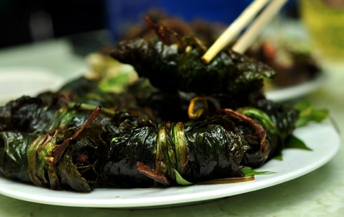 Món lươn nướng thơm ngon, với những miếng thăn lươn được dàn mỏng, tẩm ướp với cốt nghệ, sả, ớt... bên trong có thêm sợi mỡ mỏng được cuộn cùng thịt lươn. Ảnh: Zing.