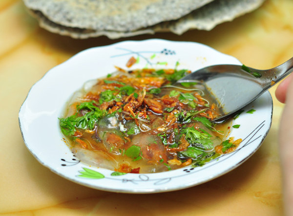 Bánh bèo là món ngon nổi tiếng trong ẩm thực của người dân xứ Nghệ. Bánh bèo Nghệ An thường được làm từ bột lọc với nhân tôm thịt, xào lên cùng hành mỡ và ăn với rau mùi. Ảnh: nauankhongkho.vn.