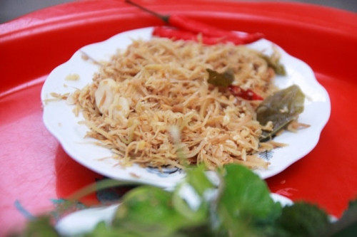 Quá trình muối nhút phải nén chặt bằng phên tre, chặn gạch, sao cho nhút không nổi lên mặt nước và bị thâm đen. Sau khi muối chín được vắt khô chấm ăn, làm nộm, xào với thịt hoặc nấu canh chua…Ảnh minh họa.