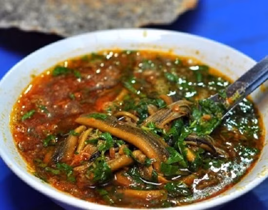 Nhắc đến đặc sản ở Nghệ An thì không thể thiếu món lươn xứ Nghệ. Những món ăn từ lươn như cháo lươn, lươn nướng, súp lươn, miến lươn…được chế biến rất đa dạng và có hương vị riêng, rất được lòng du khách. Ảnh: Giadinhvietnam.