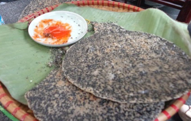 Nhắc đến bánh đa miền Trung, nhiều người nhớ ngay đến bánh đa Đô Lương của xứ Nghệ. Người làm bánh đem tỏi, ớt, hạt tiêu... giã nhuyễn, trộn đều với bột gạo, tạo nên vị cay nồng, đậm đà của chiếc bánh. Bánh đa Đô Lương có thể chấm với các loại nước xốt, ăn kèm với lươn cay, bánh mướt,...Ảnh: Zing.