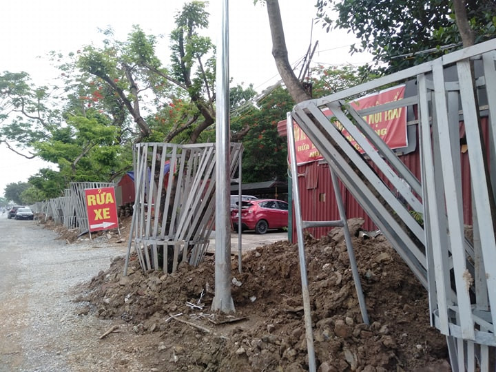 Theo tìm hiểu của PV Kiến Thức, việc bọc sắt cho cây sưa đỏ thực hiện được hơn một tuần qua, tất cả sẽ được hàn sắt xung quanh theo hình dáng của gốc và thân cây, làm cột trống, đồng thời có những camera để có thể quan sát, bảo vệ được hàng cây này. 