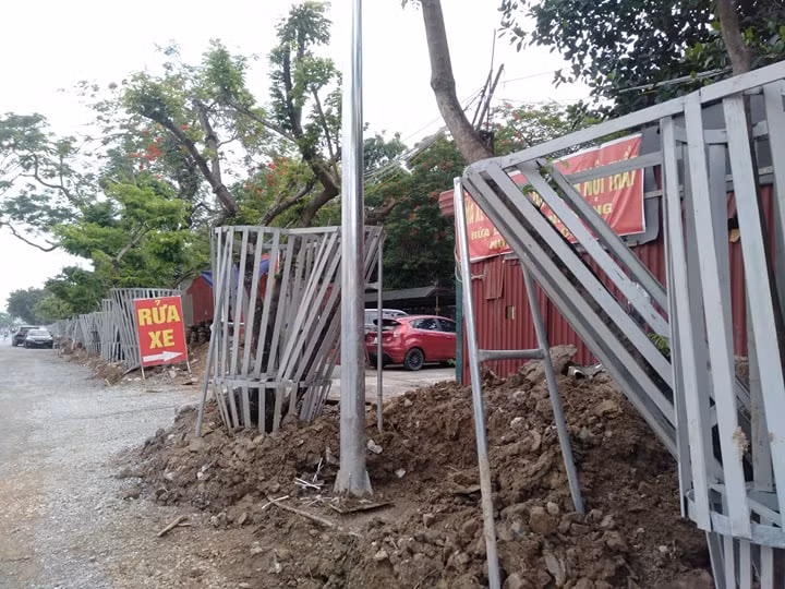 Theo tìm hiểu của PV Kiến Thức, việc bọc sắt cho cây sưa đỏ thực hiện được hơn một tuần qua, tất cả sẽ được hàn sắt xung quanh theo hình dáng của gốc và thân cây, làm cột trống, đồng thời có những camera để có thể quan sát, bảo vệ được hàng cây này. 