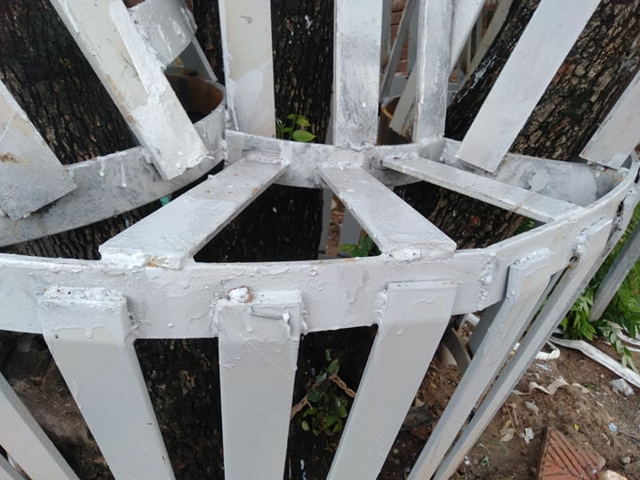 Những khung sắt được hàn rất chắc chắn.